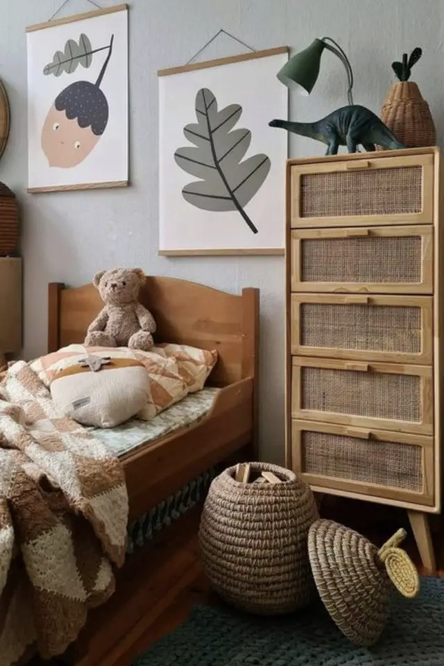 chambre enfant cosy moderne exemple commode semainier en bois et cannage ours en peluche panier en rotin