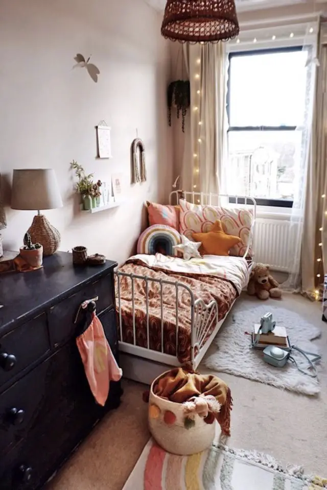 chambre enfant cosy moderne exemple rideaux couleur écru lit en métal blanc parure de lit couleur chaude