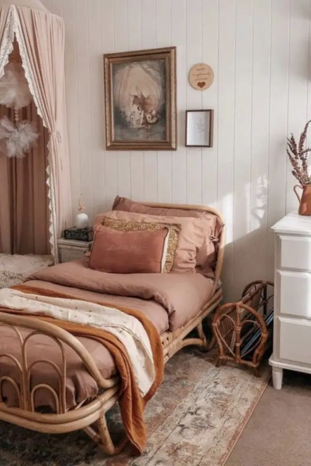 comment creer chambre cosy enfant lit en rotin vintage parure couleur unie terracotta douceur confort moderne
