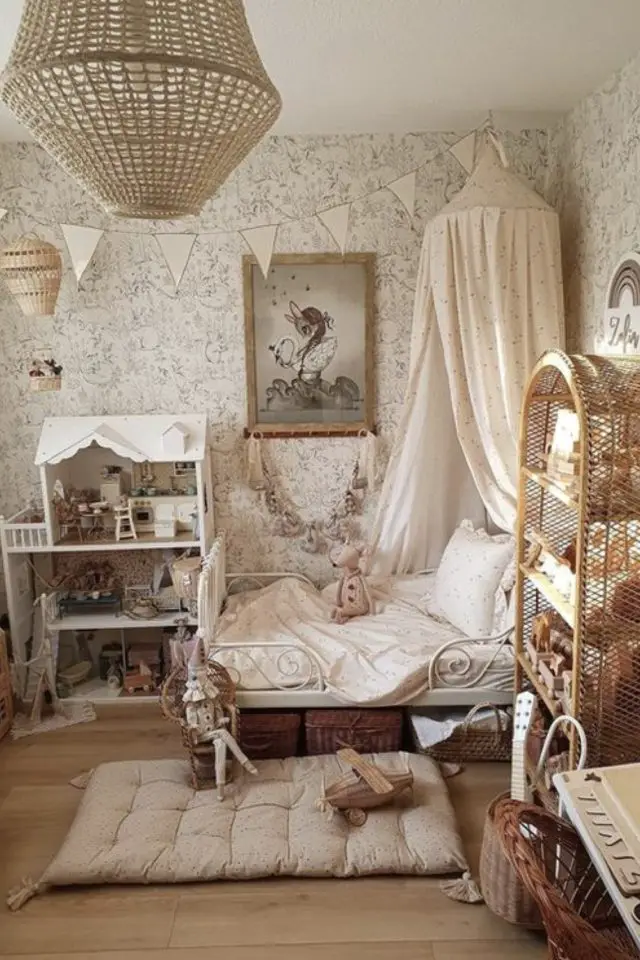 comment creer chambre cosy enfant petite fille ciel de lit tapisserie florale blanc et bois