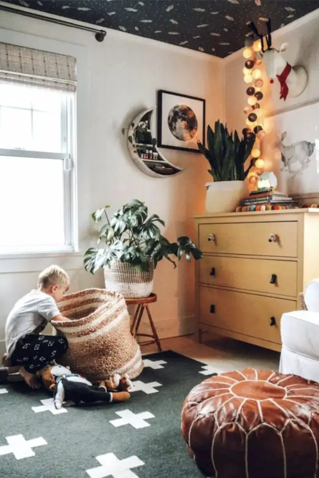 comment creer chambre cosy enfant tapis coloré moderne commode en bois guirlande lumineuse tamisée