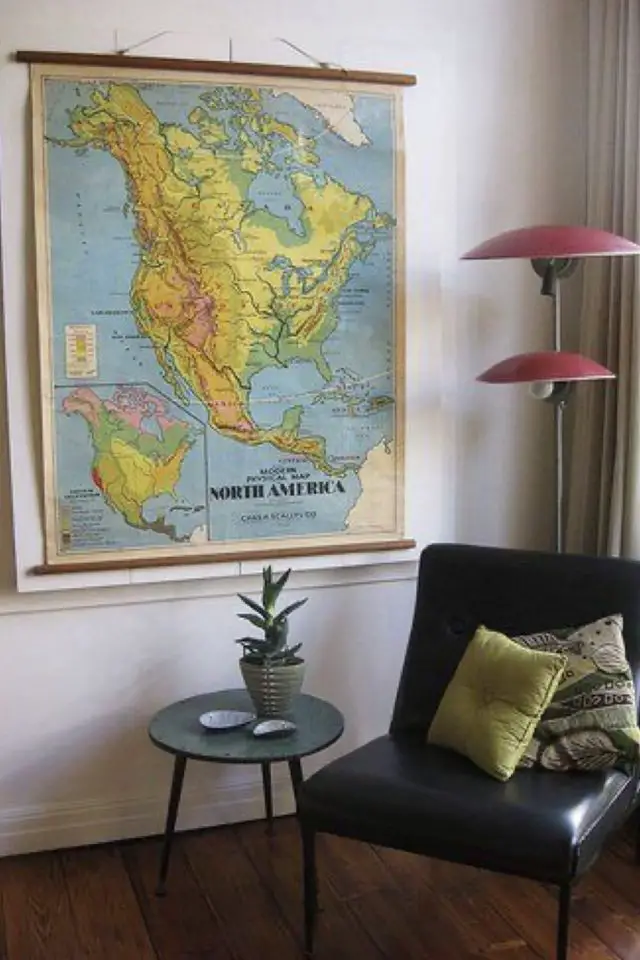 decor mural carte geographie vintage coin salon fauteuil rétro en cuir lampadaire mid century modern