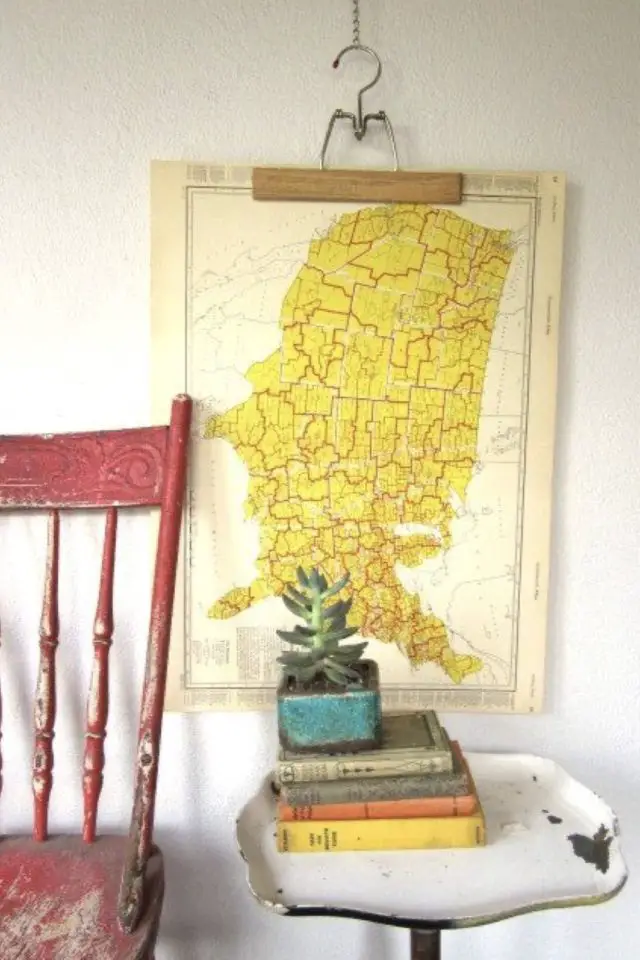 decor mural carte geographie vintage suspendue avec un cintre chaise ancienne