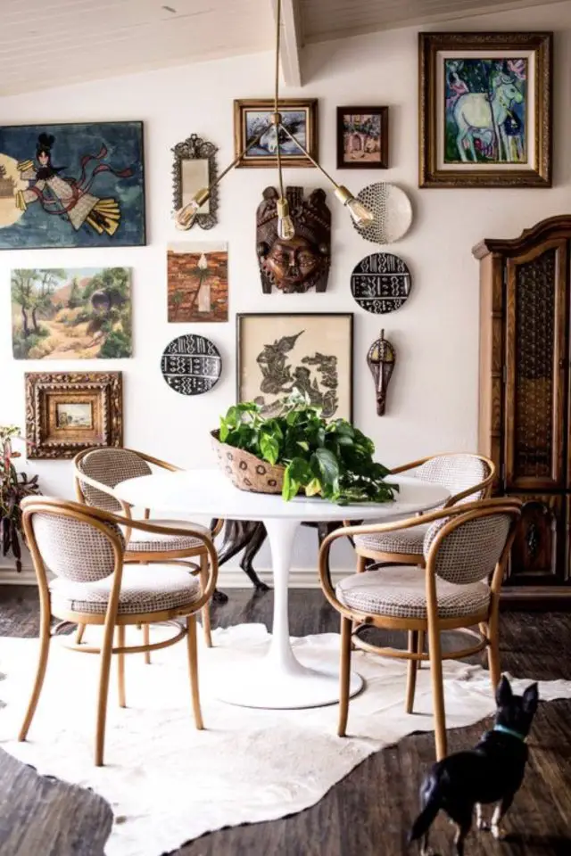 decor salle a manger eclectique exemple table ronde vintage forme tulipe design mid century moderne chaise en bois décor mural mélange de style