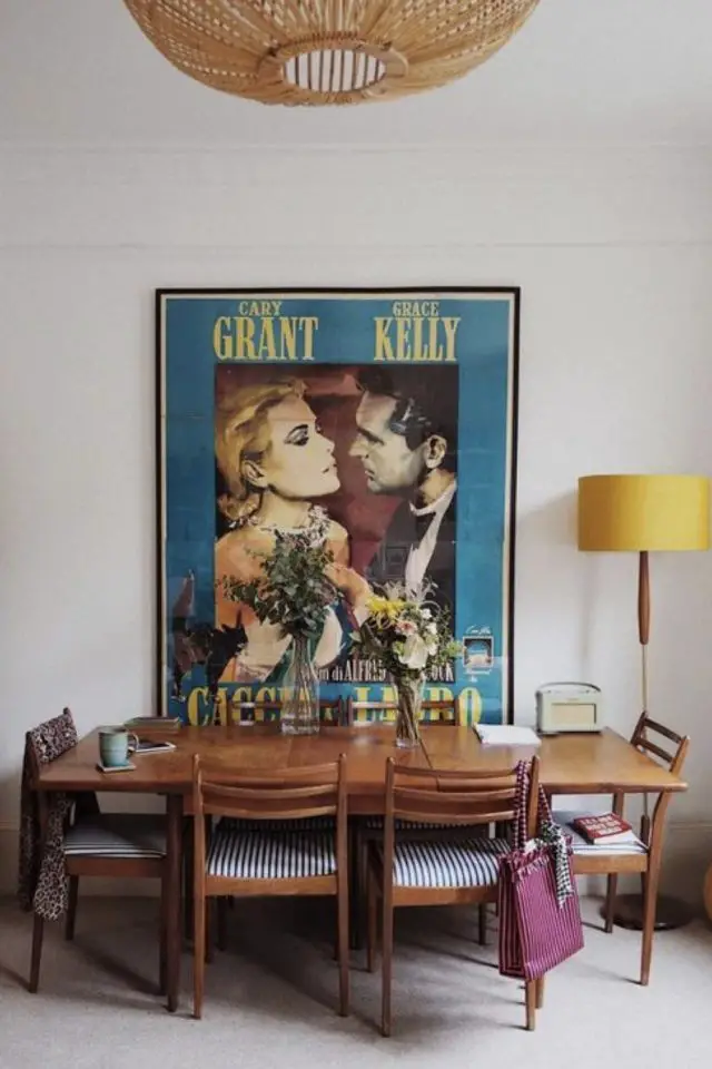 decor salle a manger eclectique exemple grande affiche de cinéma vintage table en bois mid century modern