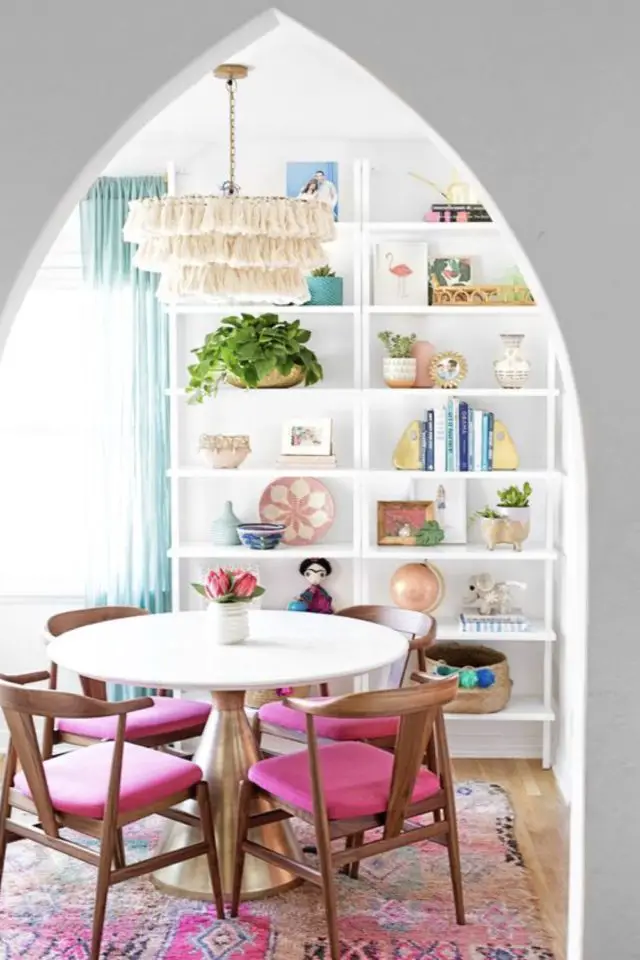 decor salle a manger eclectique exemple chaise assise textile coloré rose bleu bibliothèque
