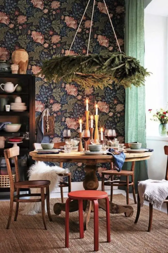 decor salle a manger eclectique exemple table ronde en bois vintage papier peint fleuri suspension dessus table nature