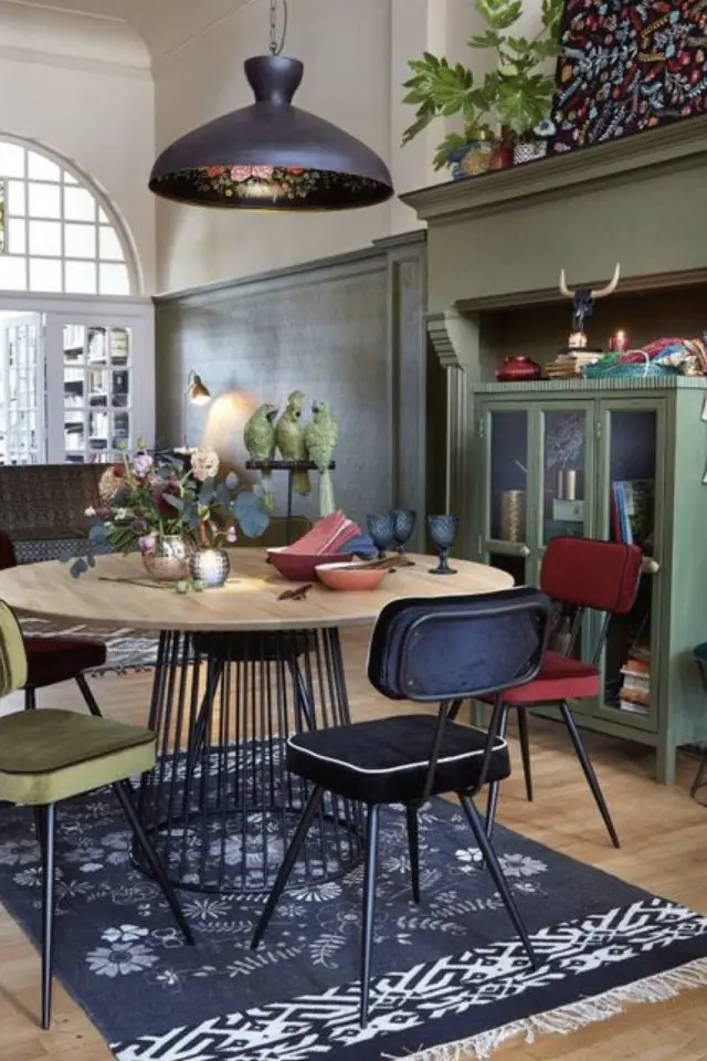 decor salle a manger eclectique exemple table ronde moderne chaises couleur différente vaisselier vitrine