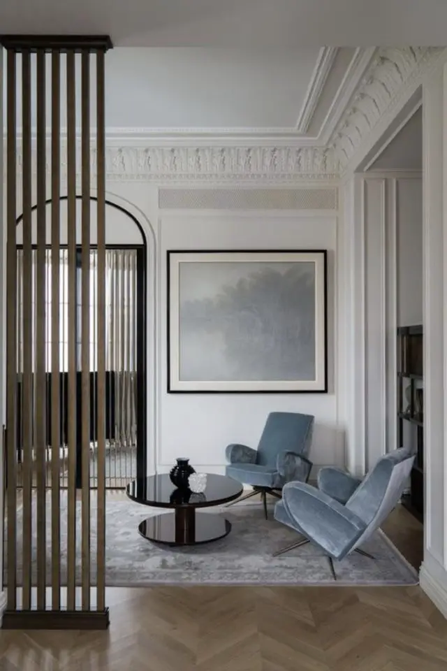 decoration salon fauteuil bleu style classique chic ambiance épurée design moulures au plafond claustra bois