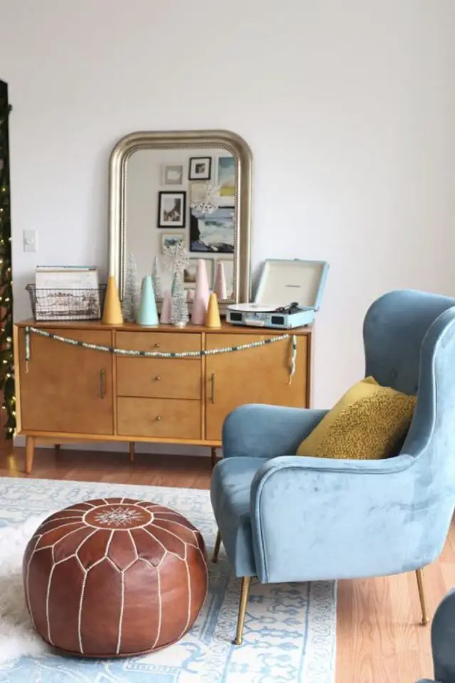 decoration salon fauteuil bleu enfilade vintage en bois miroir ancien pouf en cuir