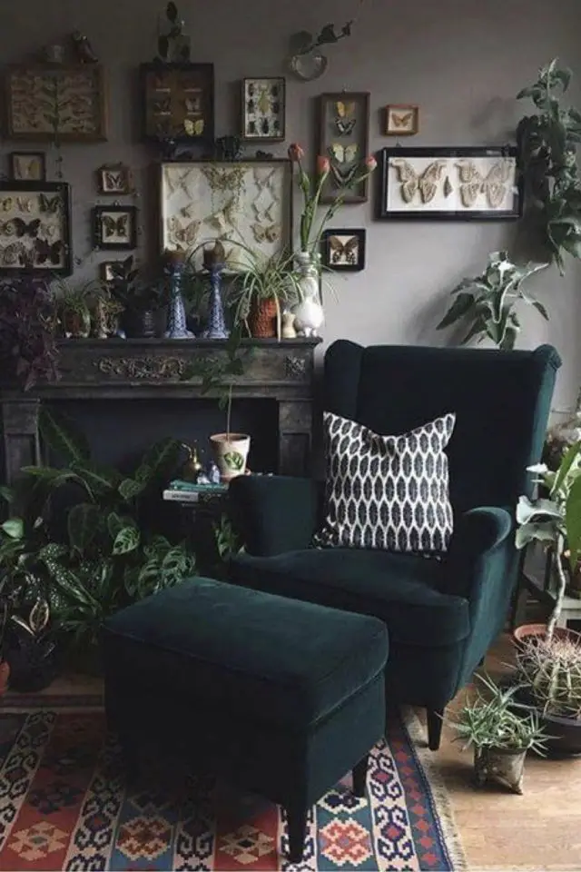 decoration salon fauteuil bleu canard avec repose pied plantes vertes
