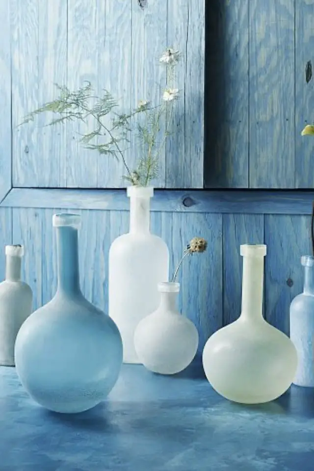 decorer avec objet en verre exemple vase coloré bouteille verre poli