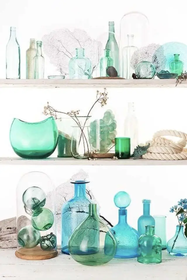 decorer avec verre colore exemple étagère accumulation vase bouteille verrerie bleu vert