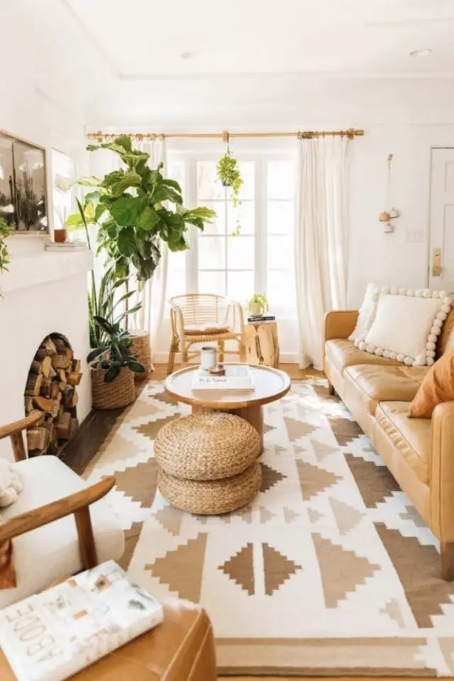 exemple deco salon neutre et cosy canapé en cuir tapis moderne beige et marron pouf fibres végétales cheminée