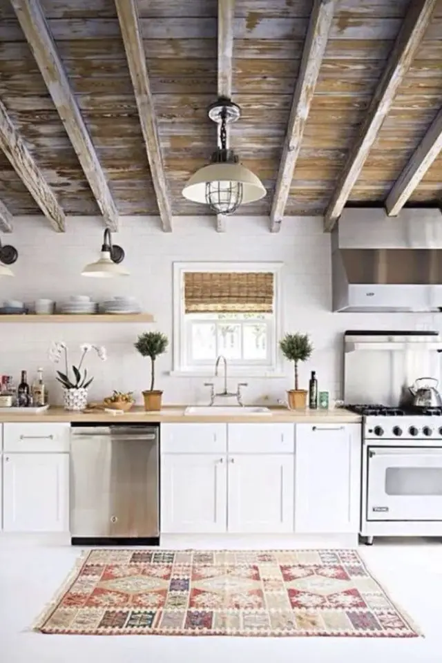 exemple decor cuisine farmhouse campagne chic meuble blanc plan de travail bois lumineux plafond poutre bois