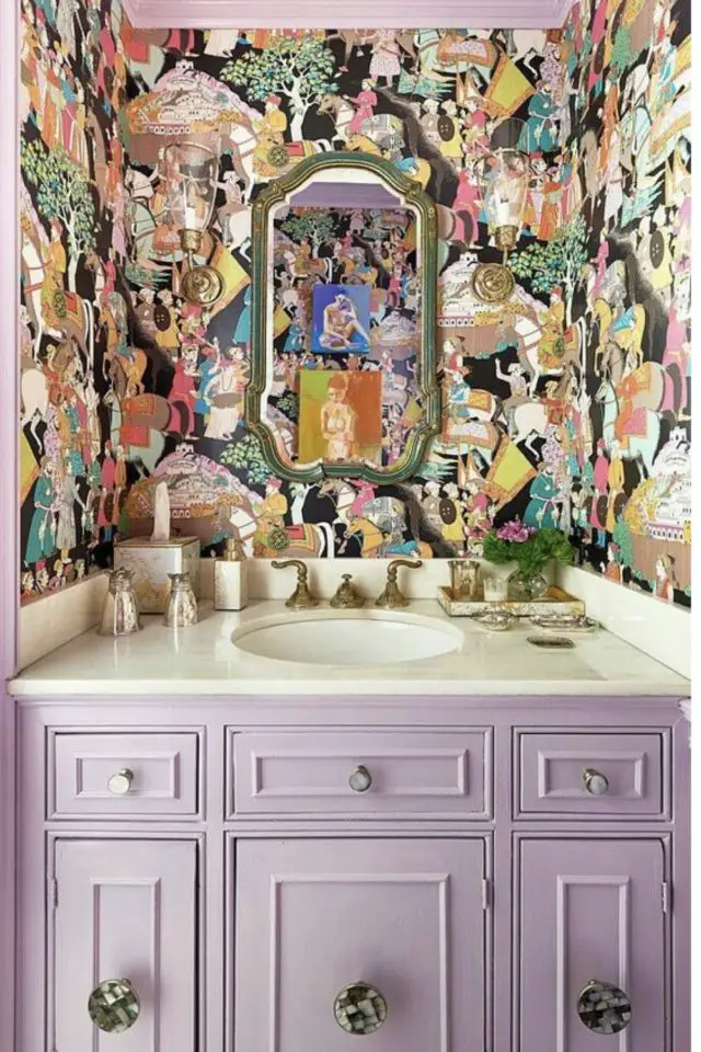 maximalisme decor mural motif exemple petite salle de bain papier peint nombreux détails et couleurs
