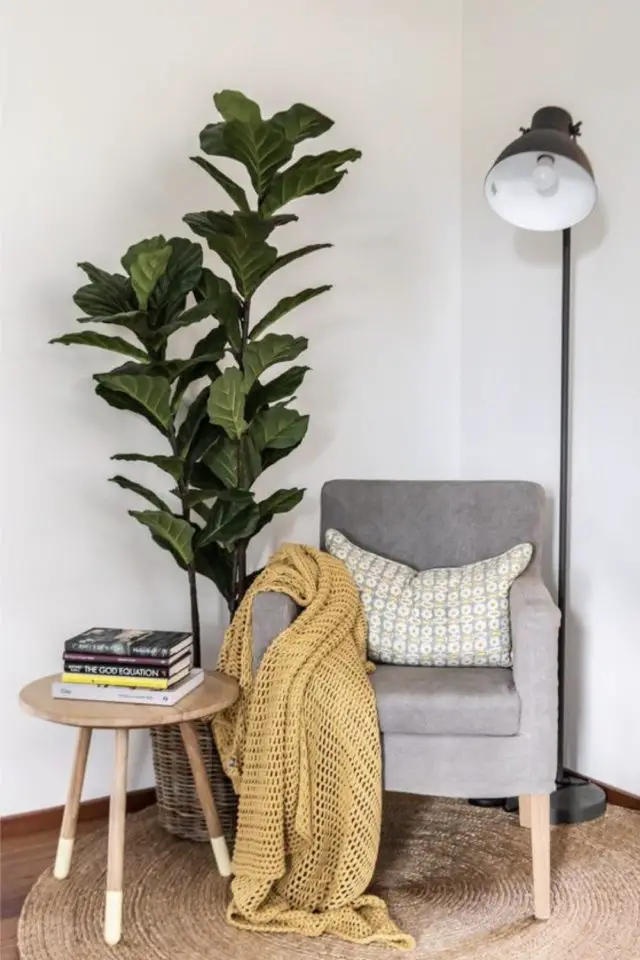 meubler angle salon fauteuil cosy scandinave gris bout de canapé arrondi lampadaire noir plante verte XL figuier plaid en laine couleur ocre