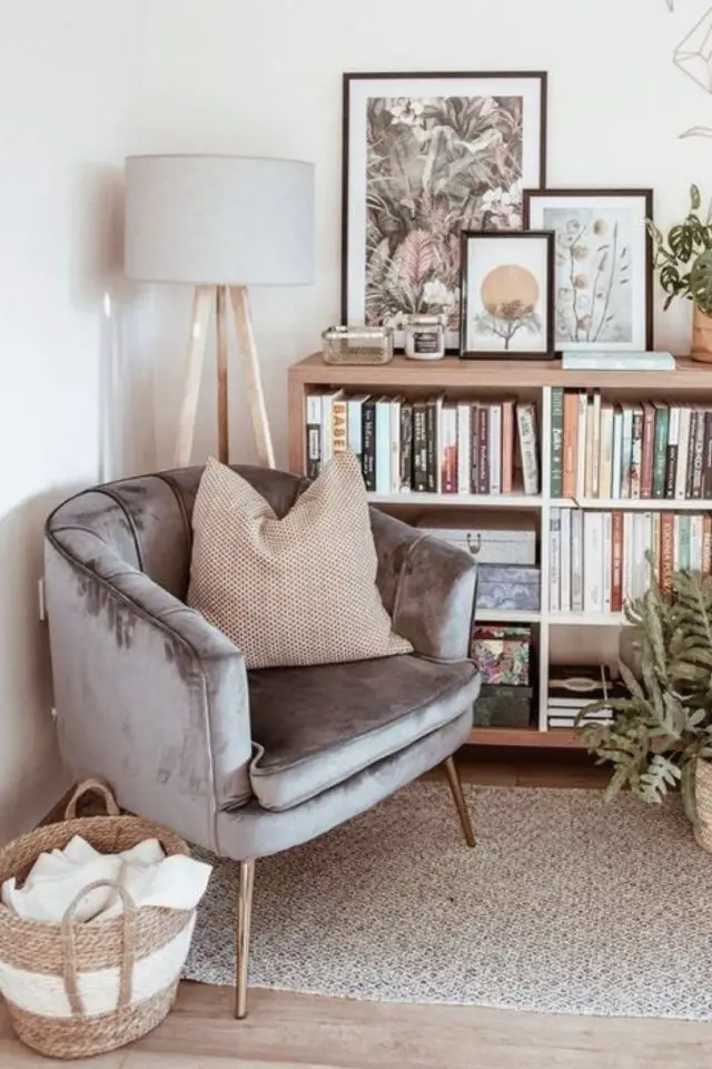 meubler angle salon fauteuil cosy petite meuble velours féminin glamour chic lampadaire trépied abat-jour blanc bibliothèque lecture tapis 