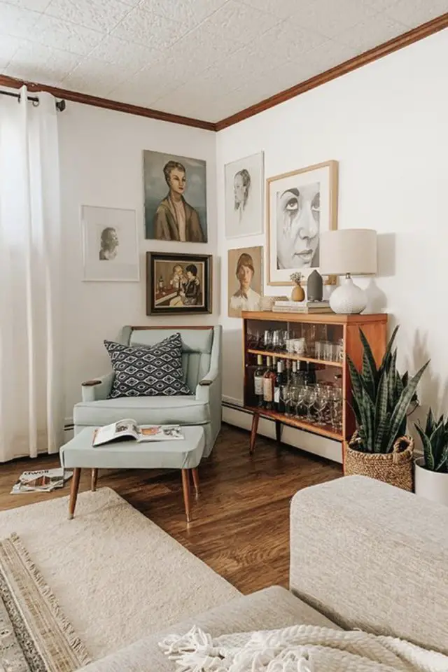 meubler angle salon fauteuil cosy avec repose pied petit meuble vintage mid century modern tableau dans un coin lampe à poser