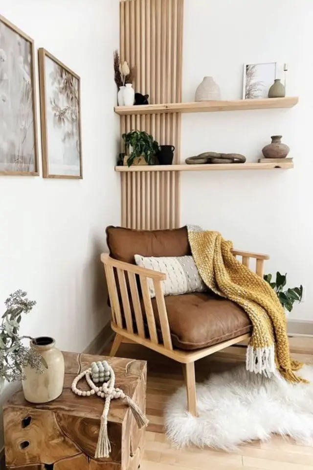 meubler angle salon fauteuil cosy moderne bois cuir tasseaux décor mural tendance étagères tapis fausse fourrure blanche plaid
