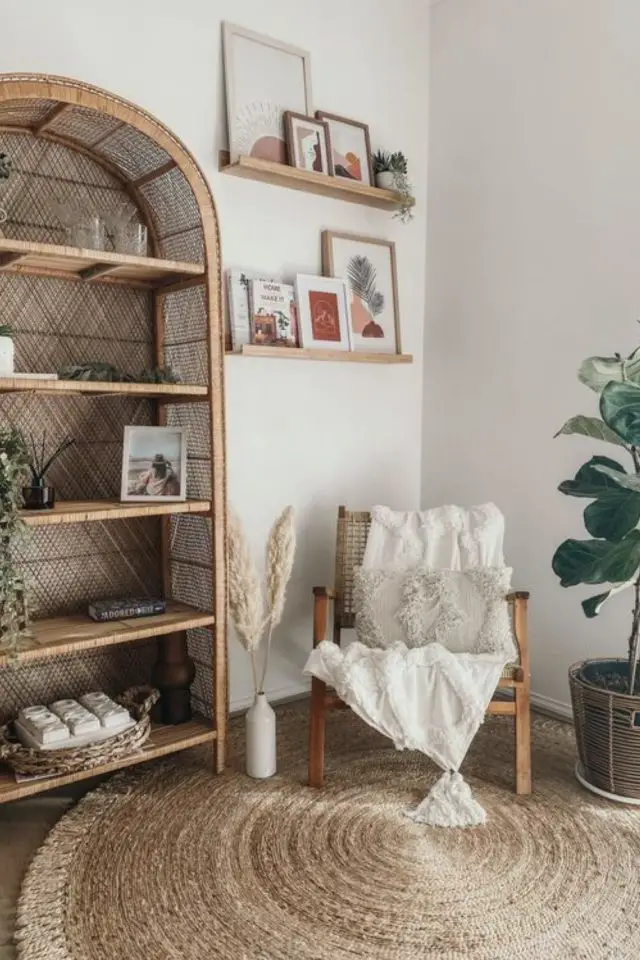 meubler angle salon fauteuil cosy en cannage moderne vintage plaid en polaire couleur neutre tapis rond neutre étagère cintrée en bambou