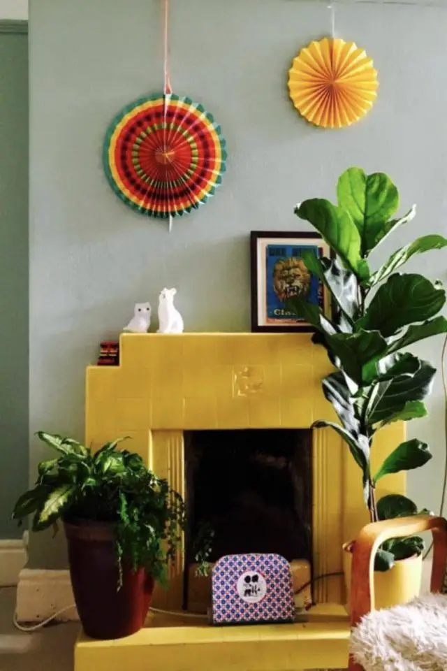 peinture couleur cheminee jaune exemple mur vert sauge association couleur moderne mis en valeur