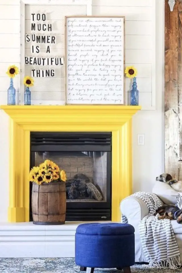 peinture couleur cheminee jaune exemple moderne associé avec du blanc manteau classique cadre tournesol salon