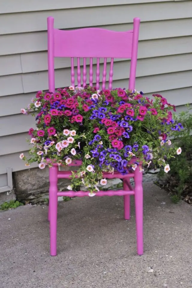 recup chaise decoration jardin exemple couleur flashy rose assortie aux couleurs des fleurs