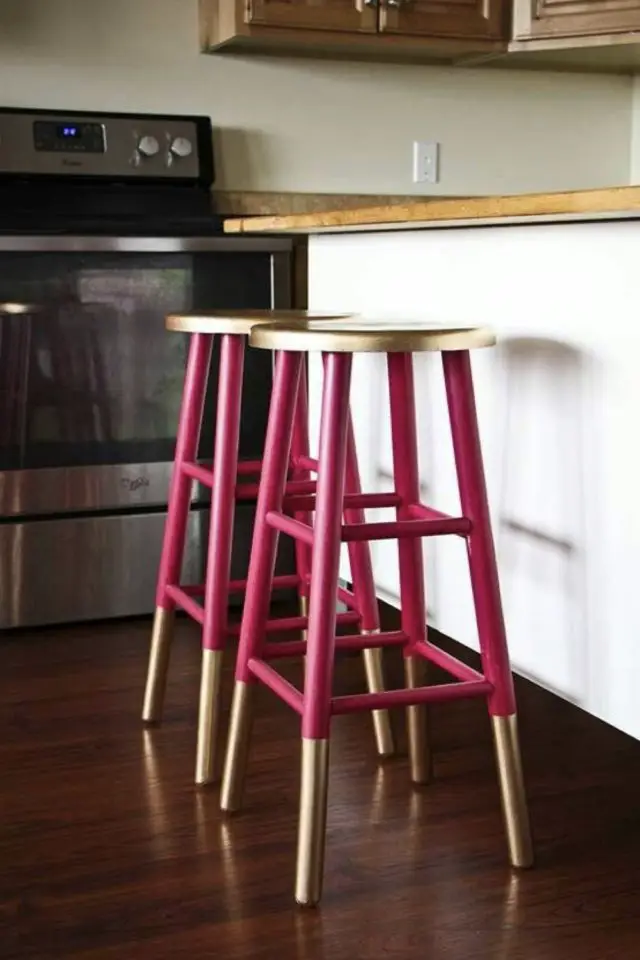 recup chaise relooking moderne exemple tabouret de bar original peinture rose et or