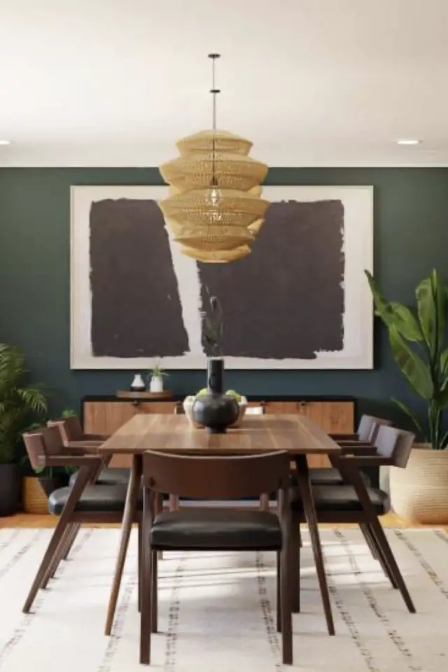 salle a manger luminaire dessus table suspension moderne en fibres naturelles mobilier en bois couleur mur peinture vert sapin grand tableau moderne noir et blanc