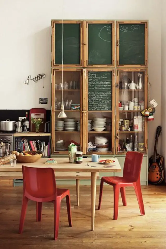 salle a manger style eclectique chaise en plastique rouge table en bois meuble vintage original rangement vaisselle