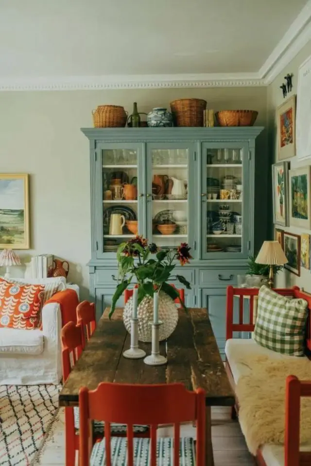 salle a manger style eclectique grand vaisselier repeint en bleu vert table en bois chaise et banc couleur rouge