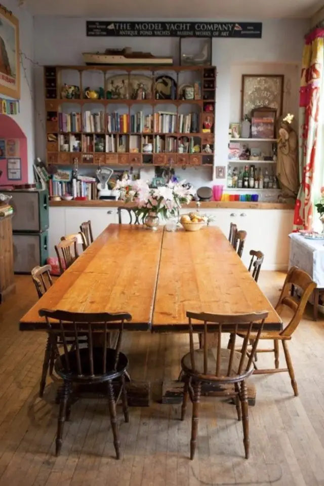 salle a manger style eclectique grande table de repas en bois 10 personnes rangement mural bois cuisine ouverte vintage chaise 