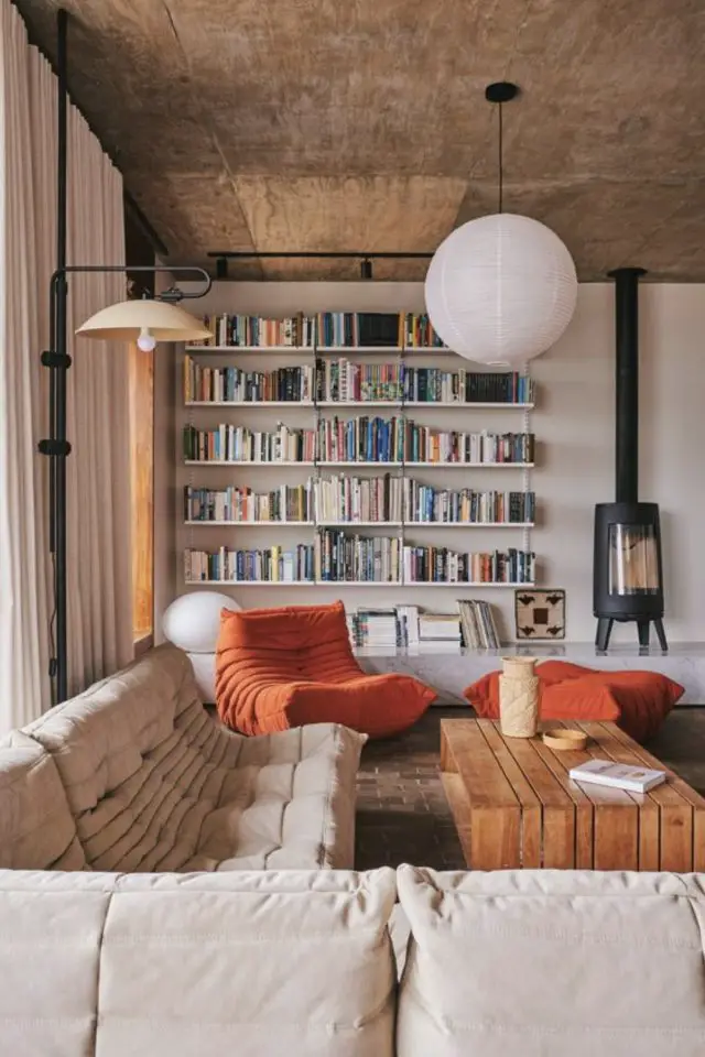 blog design interieur vintage moderne salon séjour grande bibliothèque fauteuil orange