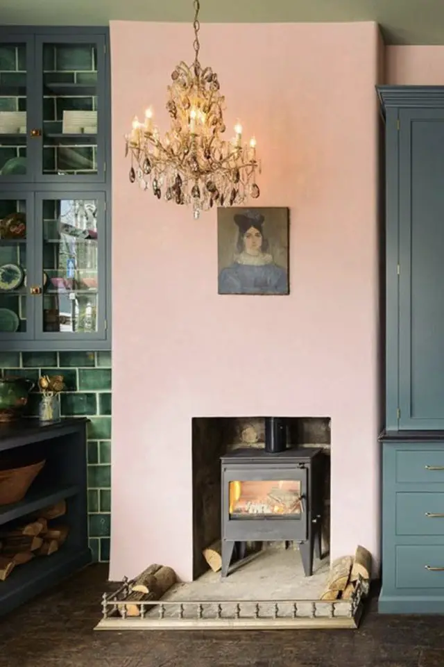 cheminee couleur rose exemple deco cuisine classique chic ancienne association vert sauge élégant