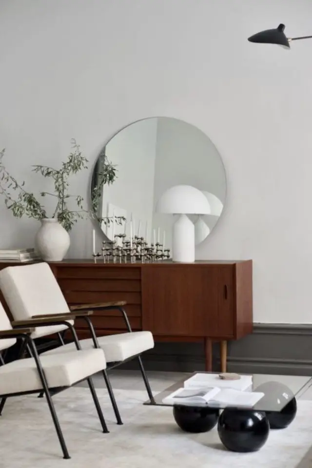 choisir lampe a poser buffet enfilade mid century moderne contraste bois sombre et luminaire blanc miroir rond
