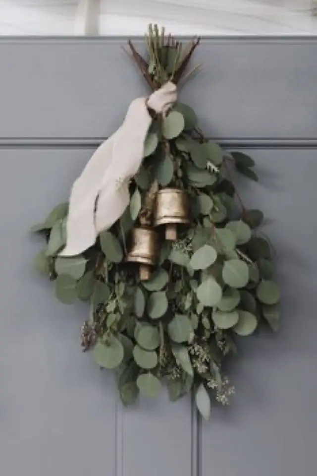 coup de coeur deco noel décoration porte facile à faire eucalyptus ruban clochette