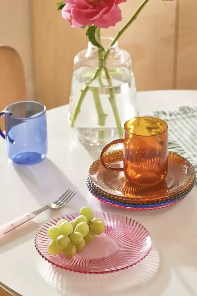 deco de table verre colore exemple tasse vintage marron assiette rose vase transparent