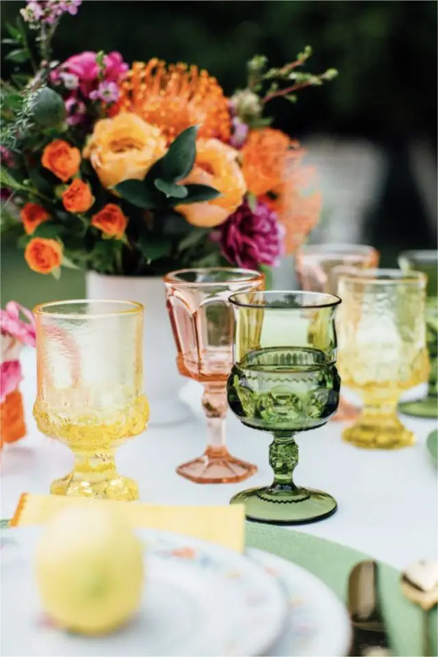 deco de table verre colore exemple verres à pieds teinté jaune verre rose bouquet orange