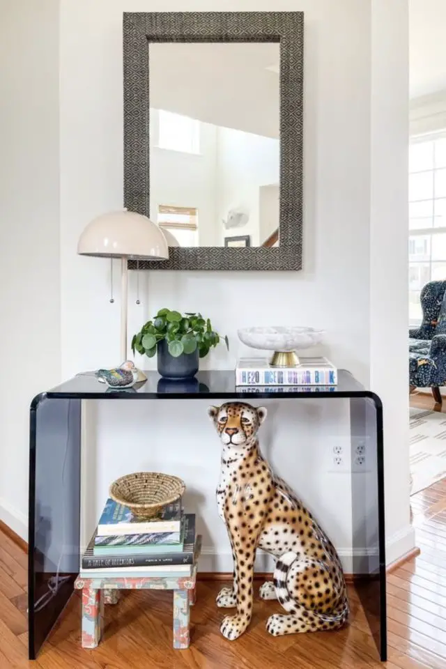 deco entree style eclectique vintage console en verre teinté objet décoratif original statuette léopard petit espace