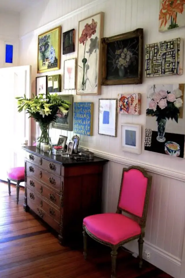 decor eclectique entree exemple patchwork cadre mur chaise ancienne colorée en rose fluo meuble en bois foncé