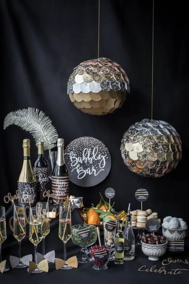 decoration nouvel an noir et or effet boule à facette buffet champagne chic