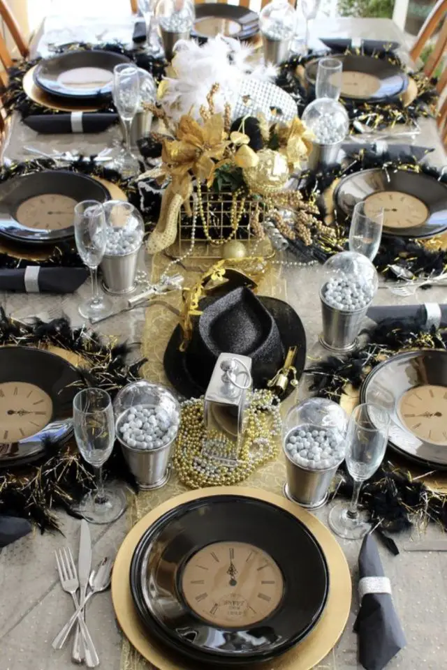 decoration nouvel an noir et or table festive chapeau