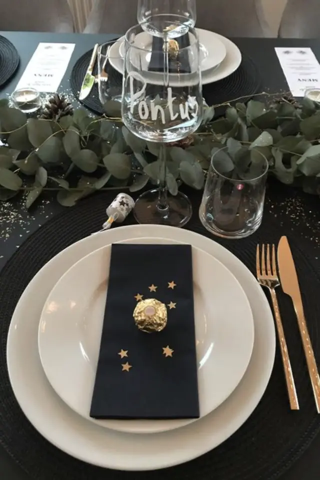 decoration nouvel an noir et or table festive élégante mini boule à facette