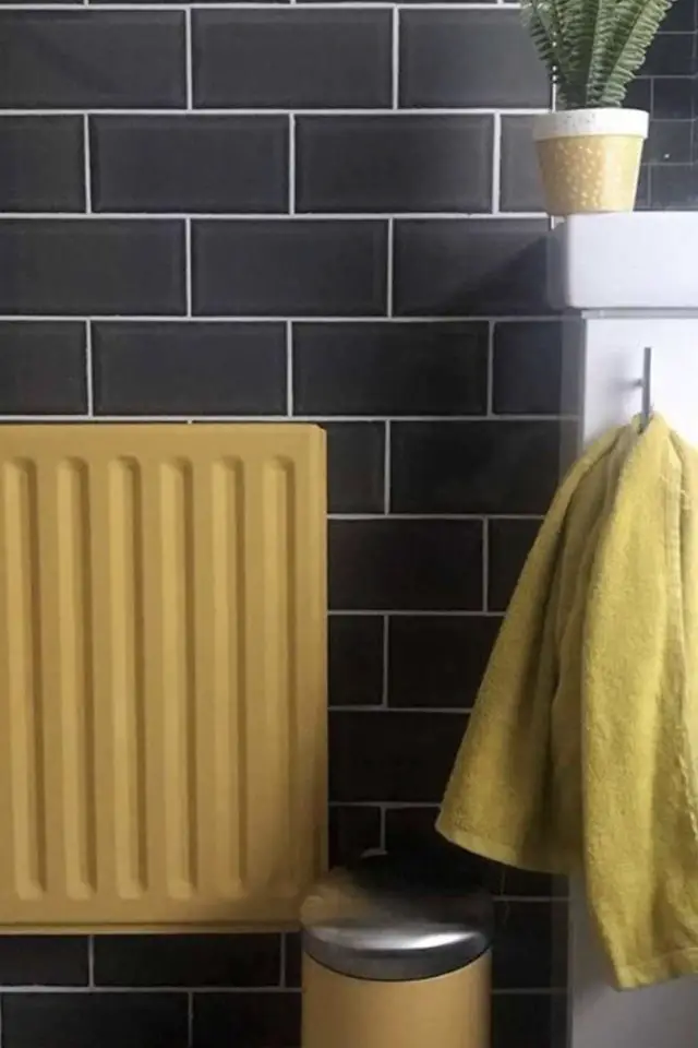 decoration peinture radiateur exemple salle de bain carrelage noir chauffage jaune