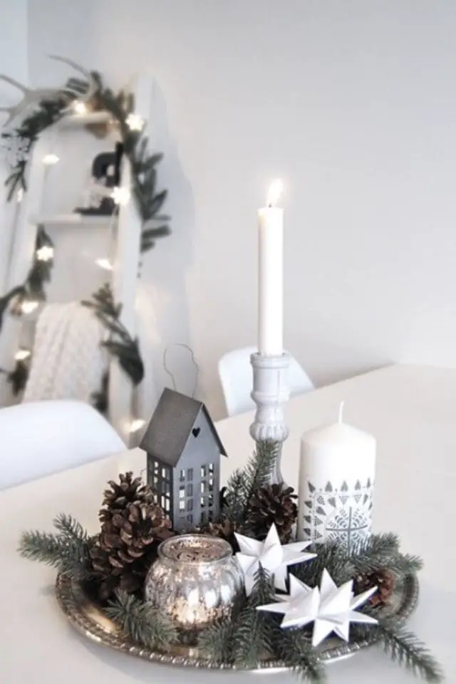exemple centre de table noel scandinave blanc et gris sapin maisonnette bougies étoile