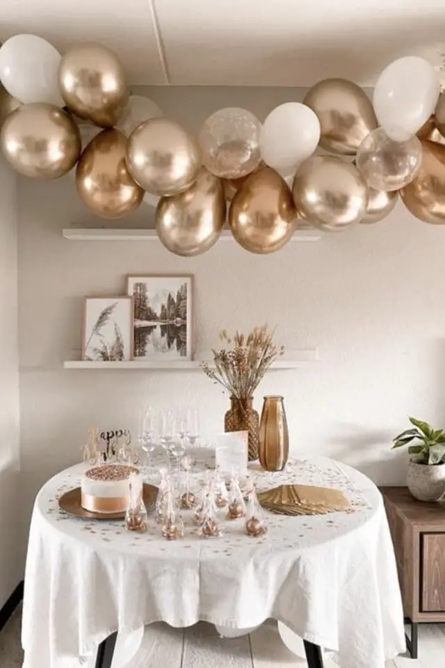 exemple deco nouvel an ballons doré cuivré et blanc dessus table ronde festif petit appartement