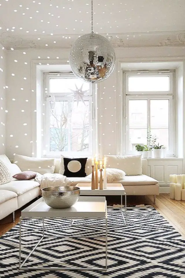 exemple decoration interieure boule a facette salon blanc moderne alternative à la suspension au plafond reflet lumineux