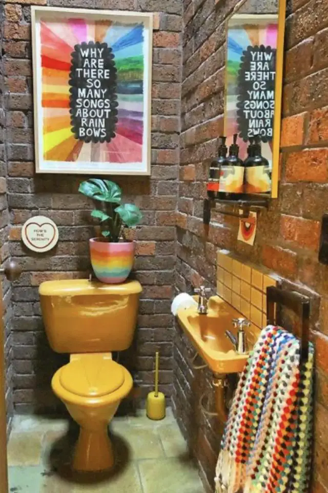 exemple interieur decoration maximalisme couleur toilettes jaune brique affiches murales original