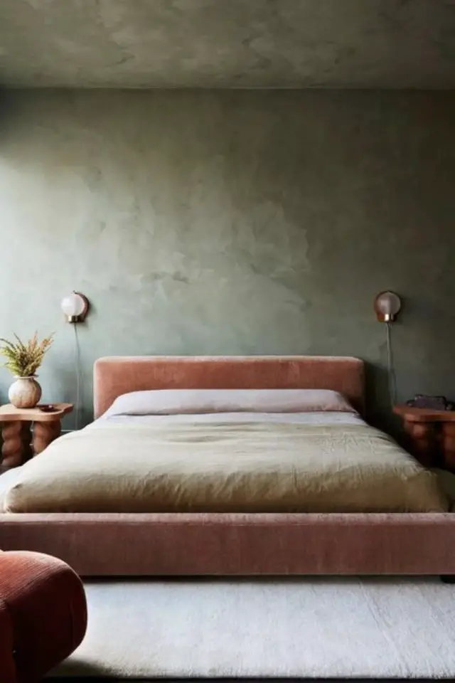 idee deco tendance maison 2023 chambre chaleureuse intime et minimale lit en velours rose revêtement mural béton ciré